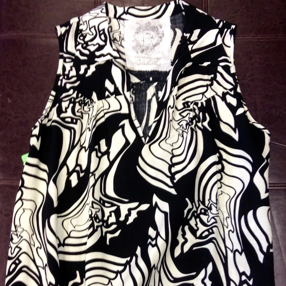Bizz Black White Popover Loose Summer Blouse NWOT